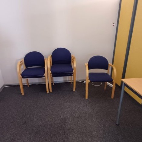 Chaise « bois clair » et assise tissu bleu foncé